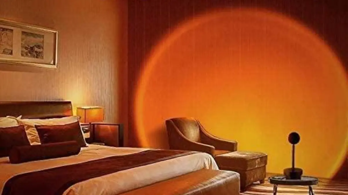 Sunset-Lampe, die den Raum beleuchtet.