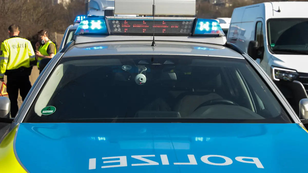 Symbolbild Polizei / Autobahnpolizei Eingeschaltetes Blaulicht und Hinweispfeile auf dem Dach eines Streifenwagens der Polizei NRW. Wuppertal, A46 *** Symbolic image Police Autobahnpolizei Switched on blue light and arrows on the roof of a patrol car of the police NRW Wuppertal, A46