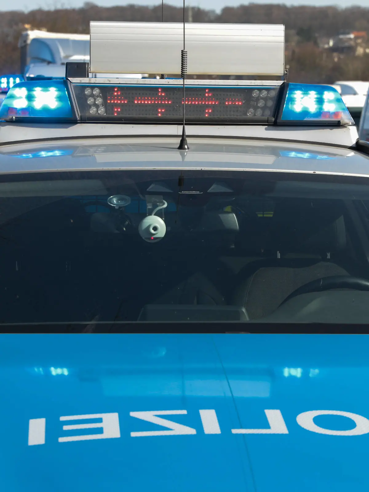  Symbolbild Polizei / Autobahnpolizei Eingeschaltetes Blaulicht und Hinweispfeile auf dem Dach eines Streifenwagens der Polizei NRW. Wuppertal, A46 *** Symbolic image Police Autobahnpolizei Switched on blue light and arrows on the roof of a patrol car of the police NRW Wuppertal, A46