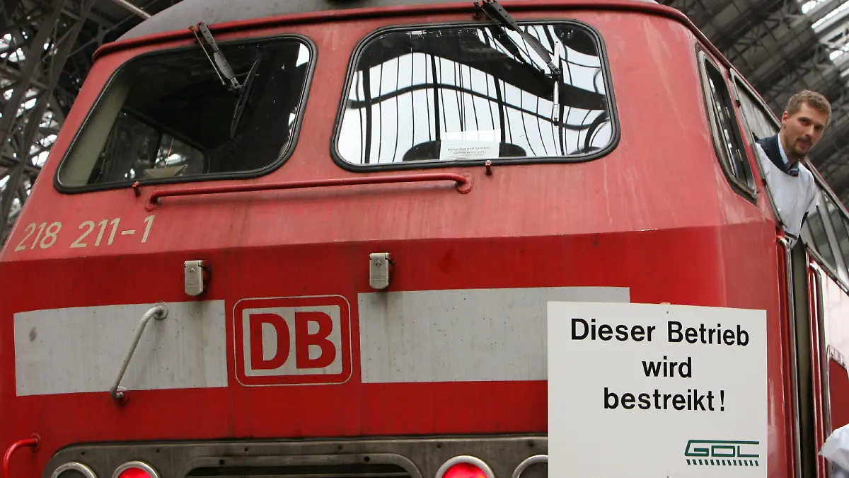 ARCHIV - Mit seiner Lok beteiligt sich dieser Zugführer im Hauptbahnhof von Frankfurt am Main an einem Warnstreik (Archivfoto vom 10.07.2007). Die Deutsche Bahn will der Lokführergewerkschaft GDL im laufenden Tarifkonflikt ein neues Angebot unterbreiten. Das verlautete am Freitag (03.08.2007) aus Kreisen des Unternehmens in Berlin. Demzufolge wolle Bahnchef Mehdorn mit dem Angebot den in der kommenden Woche drohenden Streik doch noch abwenden. Foto: Boris Roessler dpa (zu dpa 0349) +++(c) dpa - Bildfunk+++