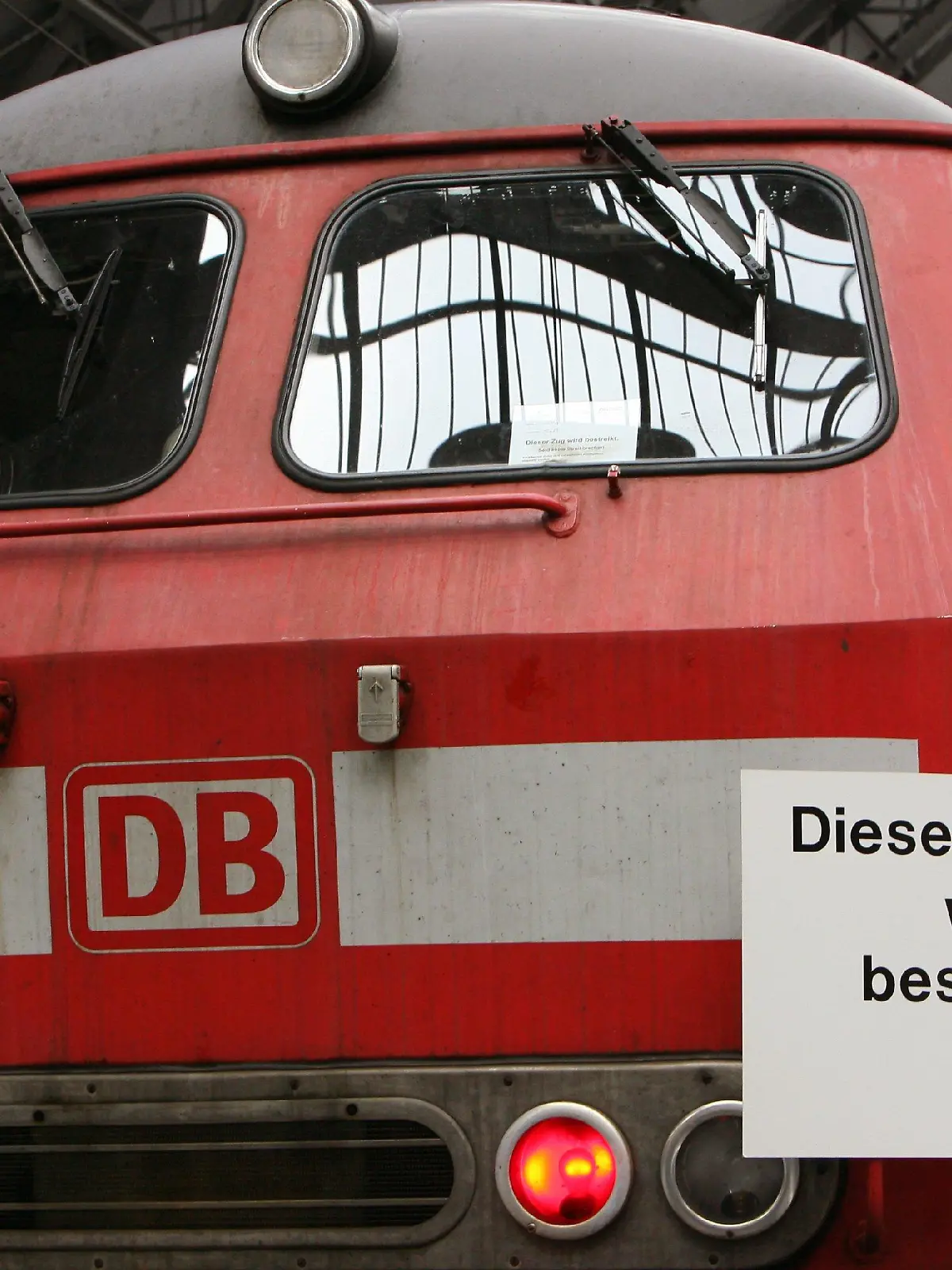 ARCHIV - Mit seiner Lok beteiligt sich dieser Zugführer im Hauptbahnhof von Frankfurt am Main an einem Warnstreik (Archivfoto vom 10.07.2007). Die Deutsche Bahn will der Lokführergewerkschaft GDL im laufenden Tarifkonflikt ein neues Angebot unterbreiten. Das verlautete am Freitag (03.08.2007) aus Kreisen des Unternehmens in Berlin. Demzufolge wolle Bahnchef Mehdorn mit dem Angebot den in der kommenden Woche drohenden Streik doch noch abwenden. Foto: Boris Roessler dpa (zu dpa 0349)  +++(c) dpa - Bildfunk+++