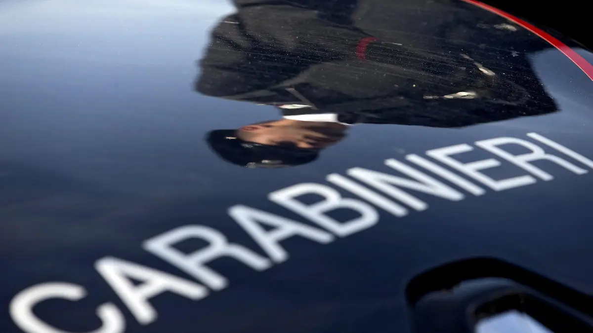 epa05026382 Italian Carabinieri patrol in Saint Peter's square during the Pope Francis' Angelus prayer, Vatican City, 15 November 2015. Security measures have been beefed up in the wake of the 13 November Paris attacks. EPA/CLAUDIO PERI