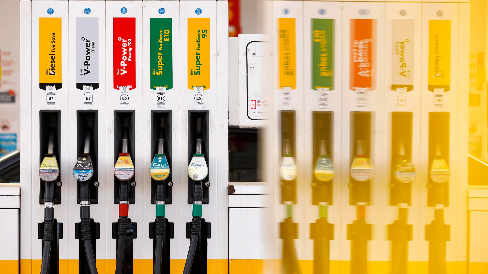 Zapfsäulen an einer Shell-Tankstelle. Die Benzinpreise und Dieselpreise setzen auch in dieser Woche ihren Höhenflug fort. Grund für die aktuell hohen Preise sind vor allem die steigenden Ölpreise. Themenbild, Symbolbild Köln, 23.02.2021 *** Gas pumps at a Shell gas station The gasoline prices and diesel prices continue their high flight also in this week Reason for the currently high prices are above all the rising oil prices Topic picture, symbol picture Cologne, 23 02 2021 Foto:xC.xHardtx/xFuturexImage 