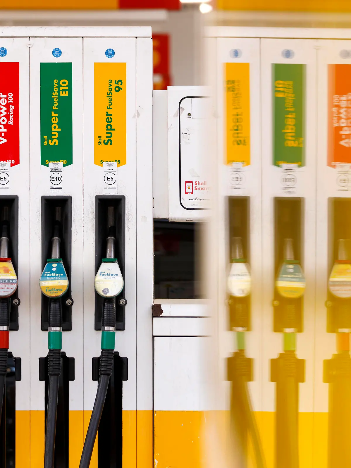Zapfsäulen an einer Shell-Tankstelle. Die Benzinpreise und Dieselpreise setzen auch in dieser Woche ihren Höhenflug fort. Grund für die aktuell hohen Preise sind vor allem die steigenden Ölpreise. Themenbild, Symbolbild Köln, 23.02.2021 *** Gas pumps at a Shell gas station The gasoline prices and diesel prices continue their high flight also in this week Reason for the currently high prices are above all the rising oil prices Topic picture, symbol picture Cologne, 23 02 2021 Foto:xC.xHardtx/xFuturexImage 