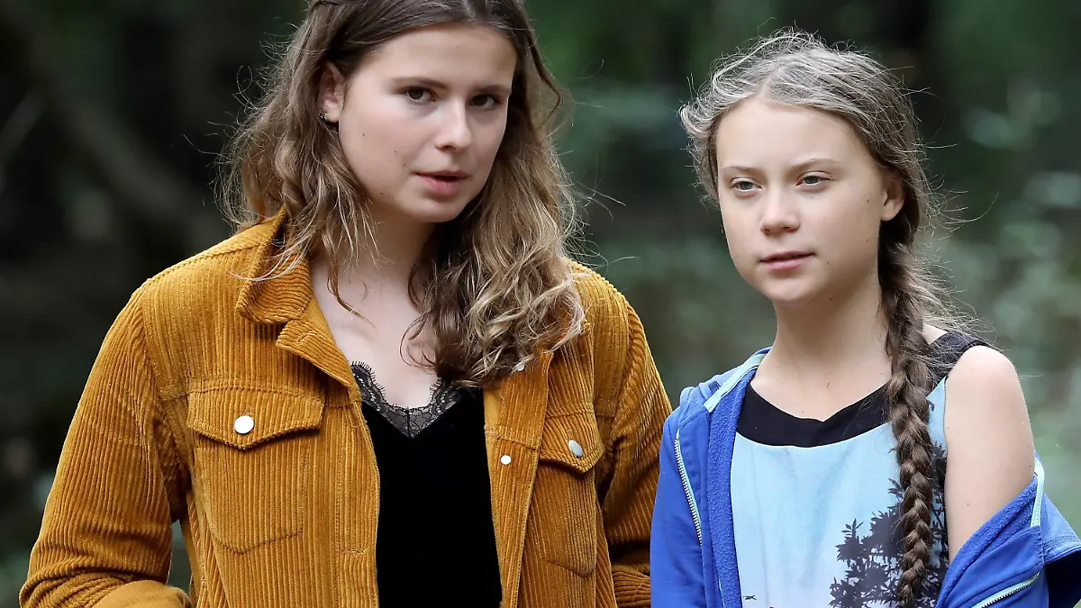 ARCHIV - 10.08.2019, Nordrhein-Westfalen, Kerpen: Die Klimaschutzaktivistinnen Luisa Neubauer (l) und Greta Thunberg stehen zusammen im Hambacher Forst. Vor dem EU-Sondergipfel zum Aufbauprogramm in der Corona-Krise fordern Klimaaktivistin Neubauer und die Bewegung Fridays for Future die Staatengemeinschaft auf, viel mehr für den Klimaschutz zu tun. Foto: Oliver Berg/dpa +++ dpa-Bildfunk +++