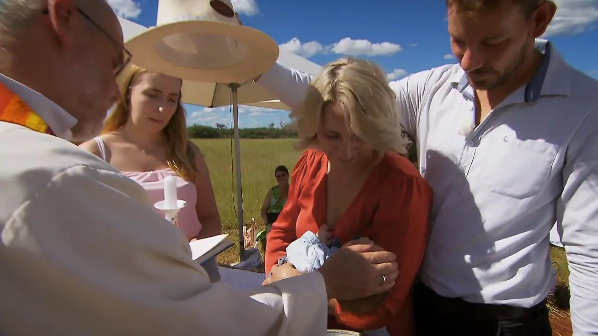 In der namibischen Savanne wird der kleine Leon getauft Bauer sucht Frau: Gerald & Anna im Babyglück