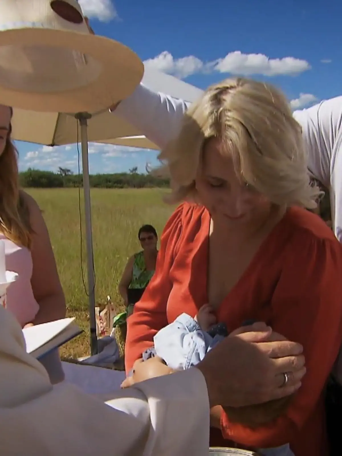 Bild zu: "In der namibischen Savanne wird der kleine Leon getauft"