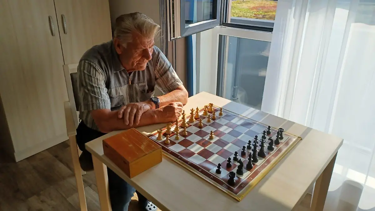 Herrmann Semke sitzt einsam vor einem Schachbrett.