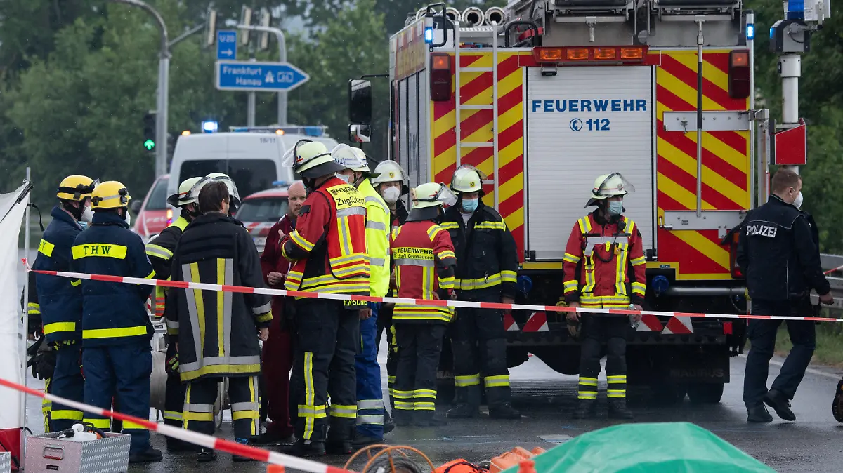 05.06.2021, Hessen, Gelnhausen: Einsatzkräfte von Polizei und Feuerwehr stehen in der Nähe des Flugplatzes an der Absturzstelle eine Leichtflugzeuges. Bei dem Absturz waren zwei Menschen ums Leben gekommen. Foto: Boris Roessler/dpa +++ dpa-Bildfunk +++