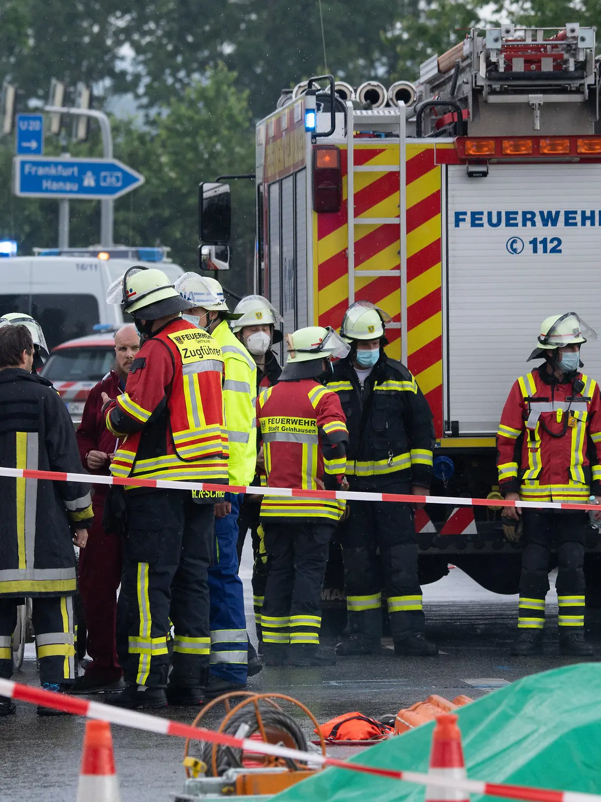 05.06.2021, Hessen, Gelnhausen: Einsatzkräfte von Polizei und Feuerwehr stehen in der Nähe des Flugplatzes an der Absturzstelle eine Leichtflugzeuges. Bei dem Absturz waren zwei Menschen ums Leben gekommen. Foto: Boris Roessler/dpa +++ dpa-Bildfunk +++