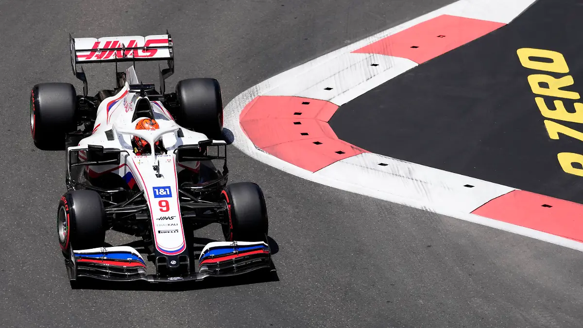 05.06.2021, Aserbaidschan, Baku: Motorsport: Formel-1-Weltmeisterschaft, Grand Prix von Aserbaidschan, 3. Freies Training: Nikita Masepin aus Russland vom Haas F1 Team steuert sein Auto auf der Rennstrecke. Das Rennen um den Großen Preis von Aserbaidschan findet am 06.06.2021 statt. Foto: Darko Vojinovic/AP/dpa +++ dpa-Bildfunk +++