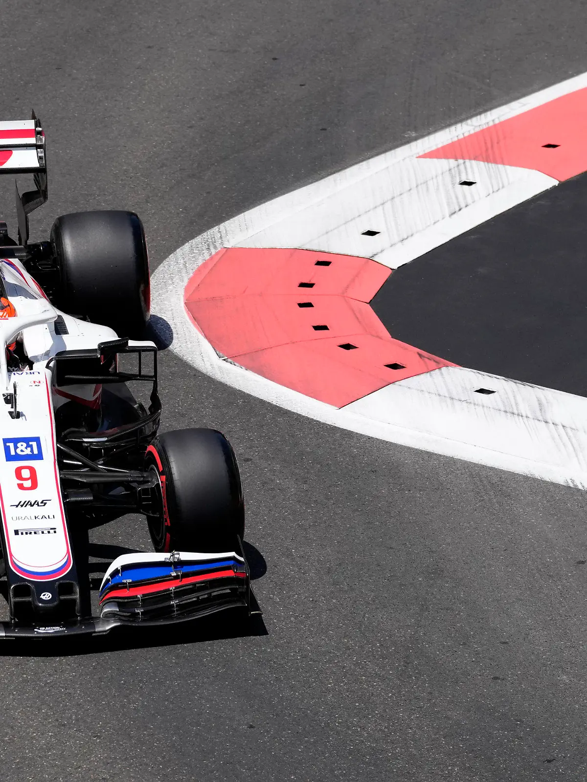 05.06.2021, Aserbaidschan, Baku: Motorsport: Formel-1-Weltmeisterschaft, Grand Prix von Aserbaidschan, 3. Freies Training: Nikita Masepin aus Russland vom Haas F1 Team steuert sein Auto auf der Rennstrecke. Das Rennen um den Großen Preis von Aserbaidschan findet am 06.06.2021 statt. Foto: Darko Vojinovic/AP/dpa +++ dpa-Bildfunk +++