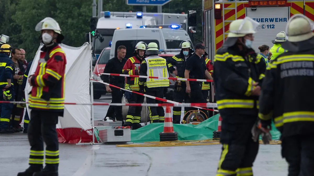 05.06.2021, Hessen, Gelnhausen: Einsatzkräfte von Polizei und Feuerwehr stehen in der Nähe des Flugplatzes an der Absturzstelle eine Leichtflugzeuges. Bei dem Absturz waren zwei Menschen ums Leben gekommen. Foto: Boris Roessler/dpa +++ dpa-Bildfunk +++
