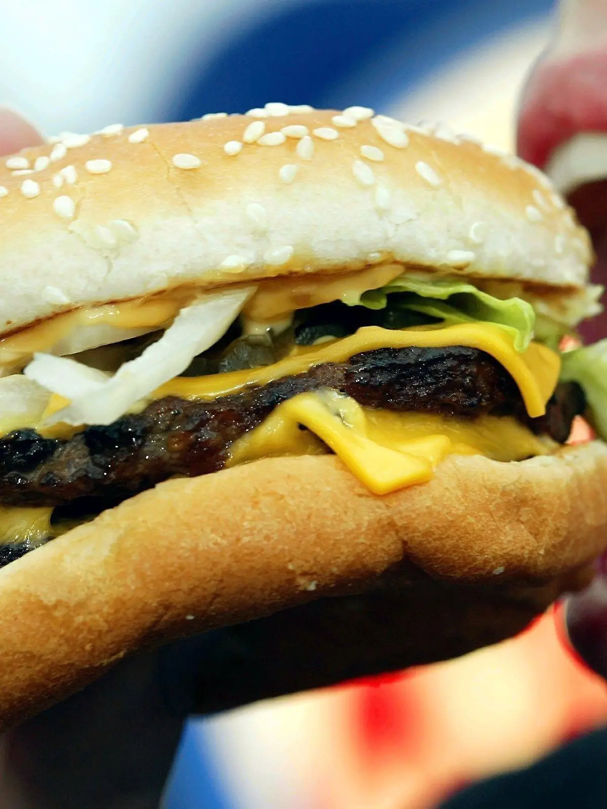 ARCHIV - Eine junge Frau isst am 23.01.2003 in Düsseldorf einen Hamburger. Wenn Kinder und Jugendliche oft Hamburger und Pommes Frites essen, könnten sie eher an Asthma oder Allergien erkranken.  Foto: Gero Breloer/dpa  (zu dpa "Studie: Hamburger & Co könnten Krankheitsrisiko bei Kindern erhöhen" vom 28.01.2013)  +++(c) dpa - Bildfunk+++