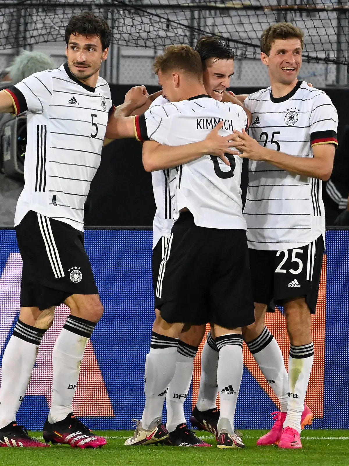 02.06.2021, Österreich, Innsbruck: Fußball: Länderspiele, Deutschland - Dänemark im Tivoli Stadion. Mats Hummels (l-r), Joshua Kimmich, Florian Neuhaus und Thomas Müller von Deutschland jubeln über das Tor zum 1:0. Foto: Federico Gambarini/dpa +++ dpa-Bildfunk +++