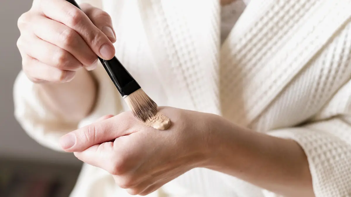 RECORD DATE NOT STATED close up foundation applied hand with brush. High resolution photo. close up foundation applied hand with brush. High quality photo *** schlie