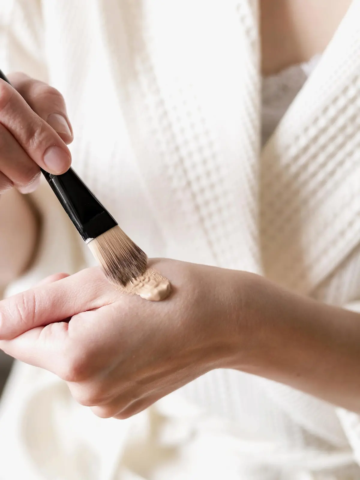 RECORD DATE NOT STATED close up foundation applied hand with brush. High resolution photo. close up foundation applied hand with brush. High quality photo *** schlie