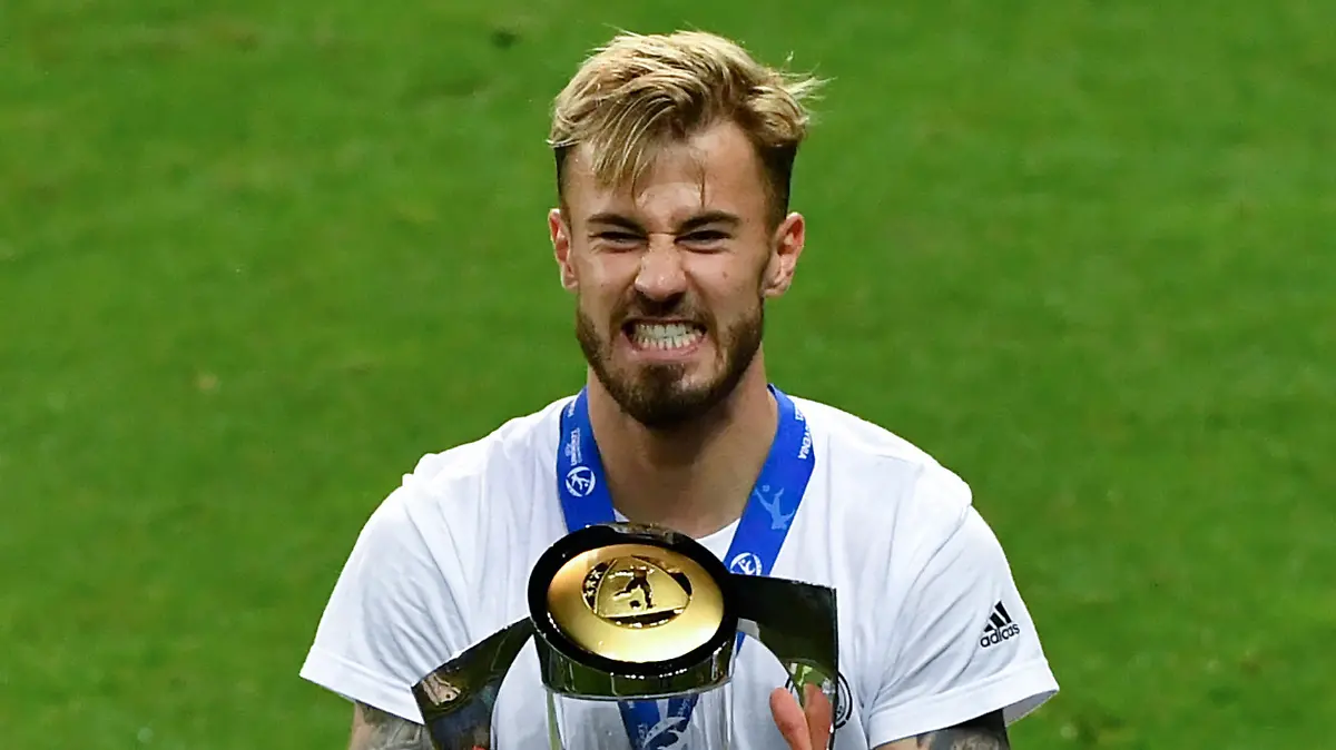 06.06.2021, Slowenien, Ljubljana: Fußball, U-21 Männer: EM, Portugal - Deutschland, Finalrunde, Finale im Stadion Stozice. Niklas Dorsch (Deutschland) feiert mit der Trophäe. Foto: Marton Monus/dpa +++ dpa-Bildfunk +++