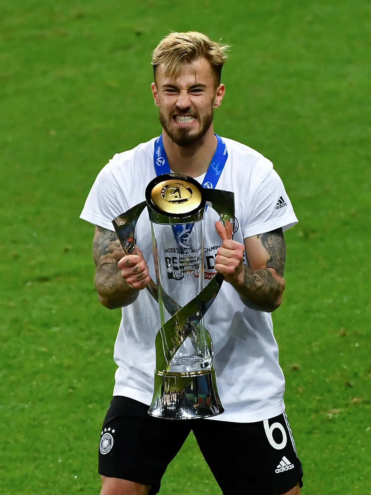06.06.2021, Slowenien, Ljubljana: Fußball, U-21 Männer: EM, Portugal - Deutschland, Finalrunde, Finale im Stadion Stozice. Niklas Dorsch (Deutschland) feiert mit der Trophäe. Foto: Marton Monus/dpa +++ dpa-Bildfunk +++