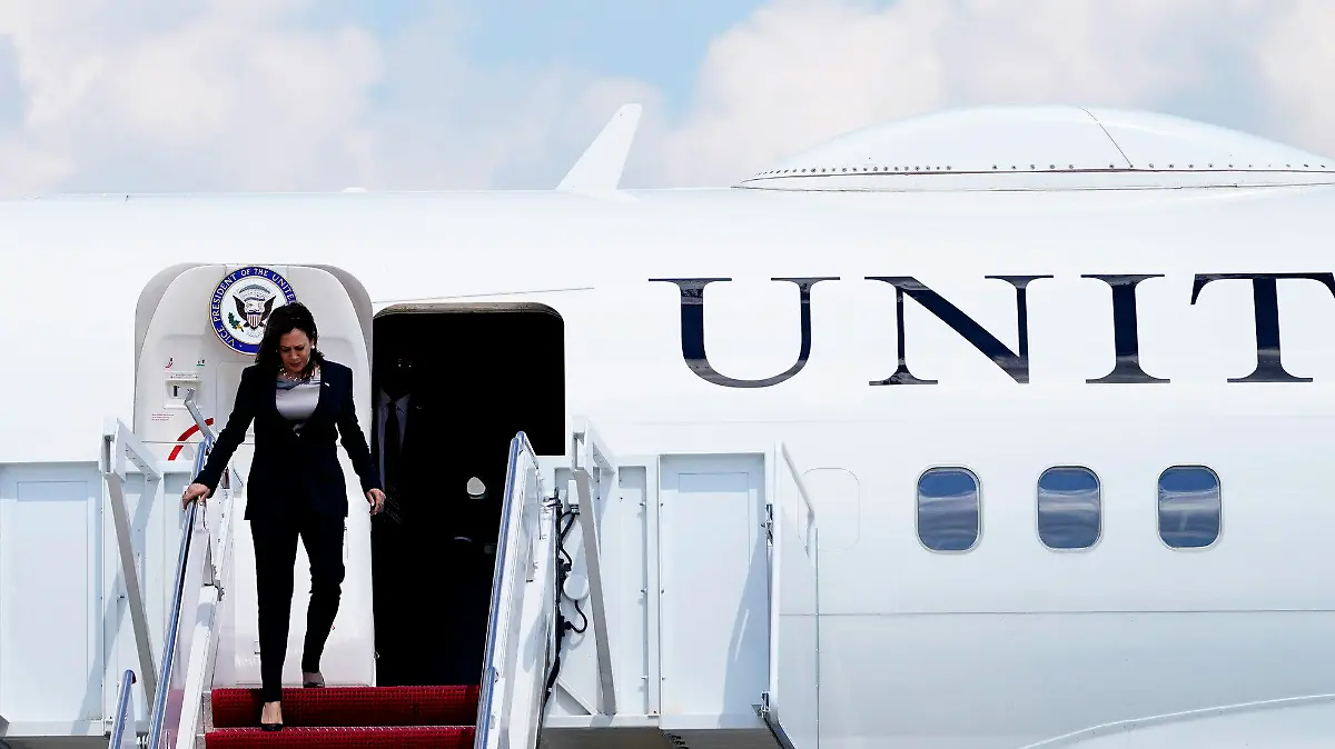 06.06.2021, USA, Andrews Air Force Base: Vizepräsidentin Kamala Harris steigt aus der Air Force Two aus, nachdem ein technisches Problem das Flugzeug zur Rückkehr und Landung auf der Andrews Air Force Base, Md. gezwungen hat. Harris war auf dem Flug nach Guatemala City. (zu dpa: «Technisches Problem nach Abflug von US-Vize Harris nach Guatemala») Foto: Jacquelyn Martin/AP/dpa +++ dpa-Bildfunk +++