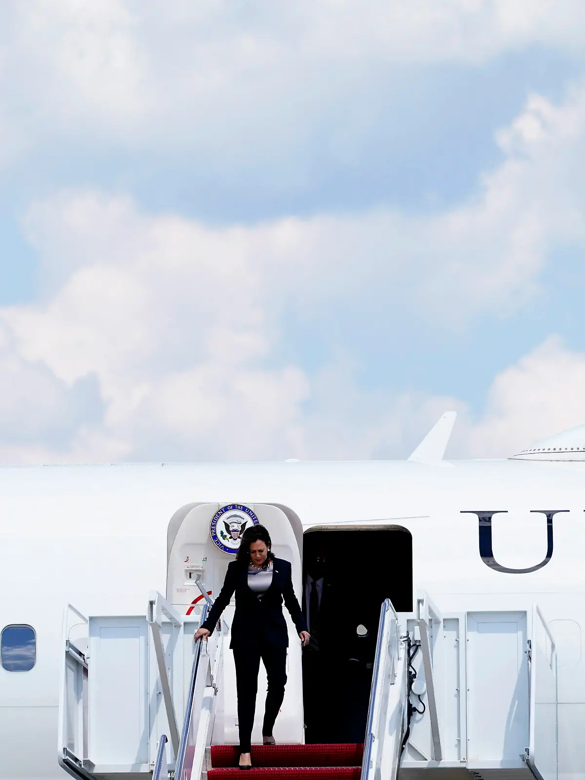 06.06.2021, USA, Andrews Air Force Base: Vizepräsidentin Kamala Harris steigt aus der Air Force Two aus, nachdem ein technisches Problem das Flugzeug zur Rückkehr und Landung auf der Andrews Air Force Base, Md. gezwungen hat. Harris war auf dem Flug nach Guatemala City. (zu dpa: «Technisches Problem nach Abflug von US-Vize Harris nach Guatemala») Foto: Jacquelyn Martin/AP/dpa +++ dpa-Bildfunk +++