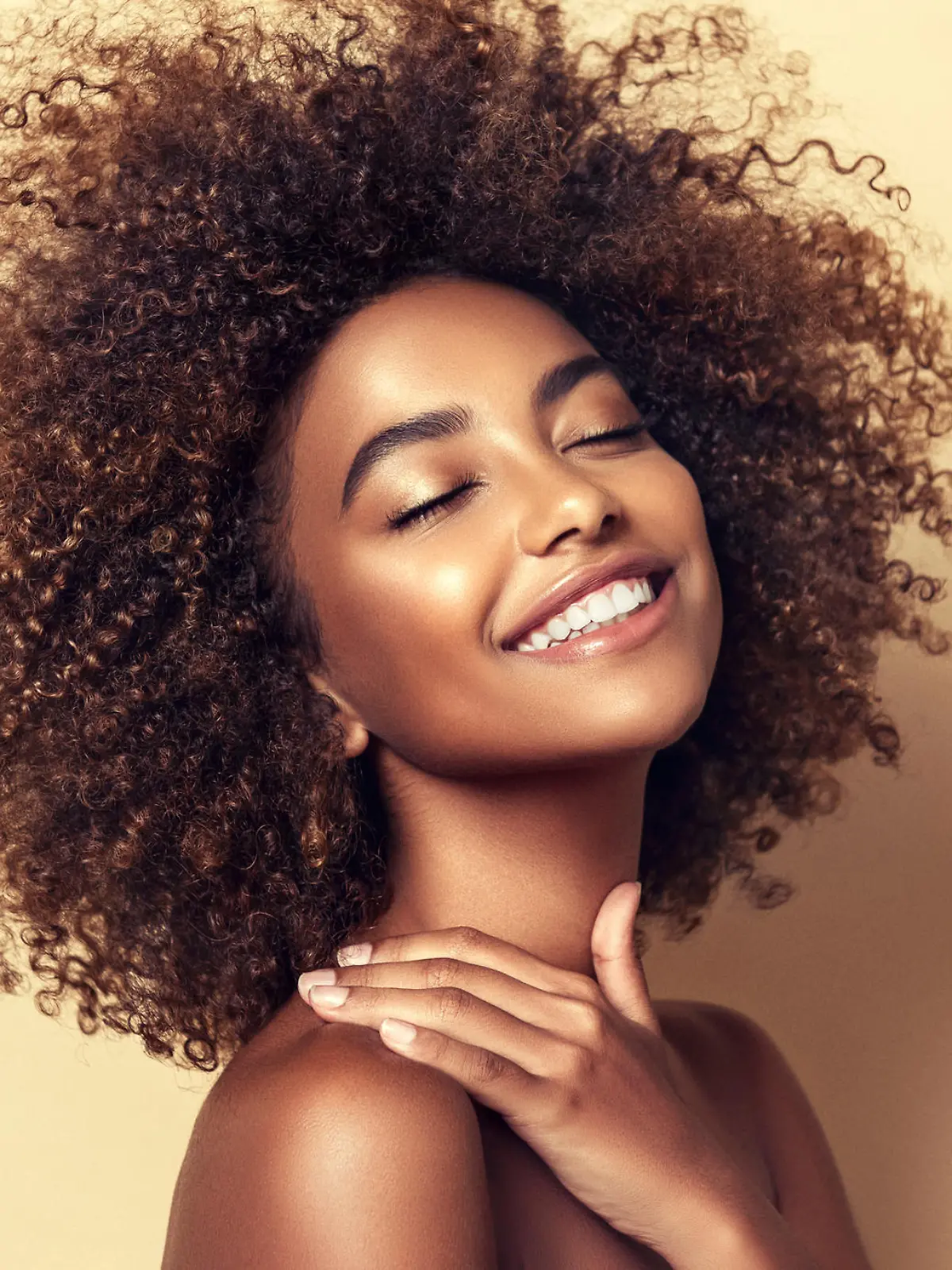 Skin-Routine: Frau mit glänzender Haut lacht.