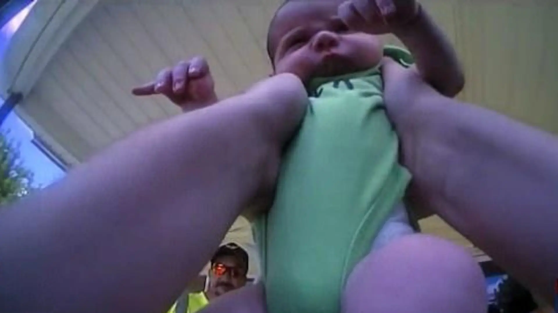 Polizist rettet Baby