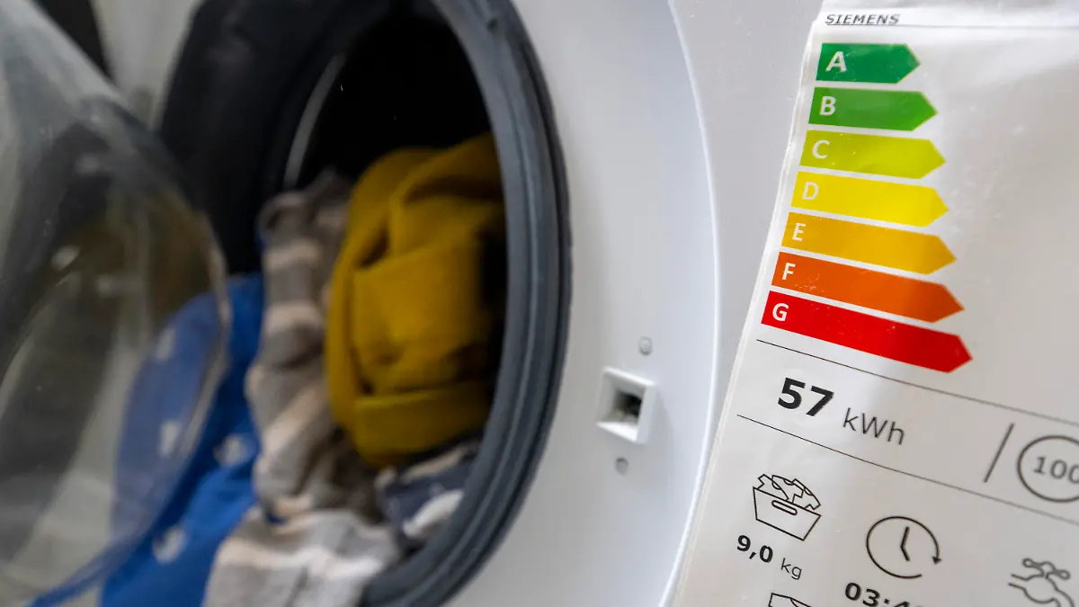 ARCHIV - 04.06.2022, Berlin: Ein Aufkleber mit Angaben zur Energieeffizienzklasse ist auf einer Waschmaschine angebracht. Beim Thema Energiesparen bei Haushaltsgeräten wie Wasch- und Spülmaschinen klaffen Wunsch und Wirklichkeit einer Umfrage zufolge offenbar weit auseinander. (zu dpa "Umfrage: Verbraucher kaufen sparsame Hausgeräte - und schalten Eco ab") Foto: Monika Skolimowska/dpa +++ dpa-Bildfunk +++