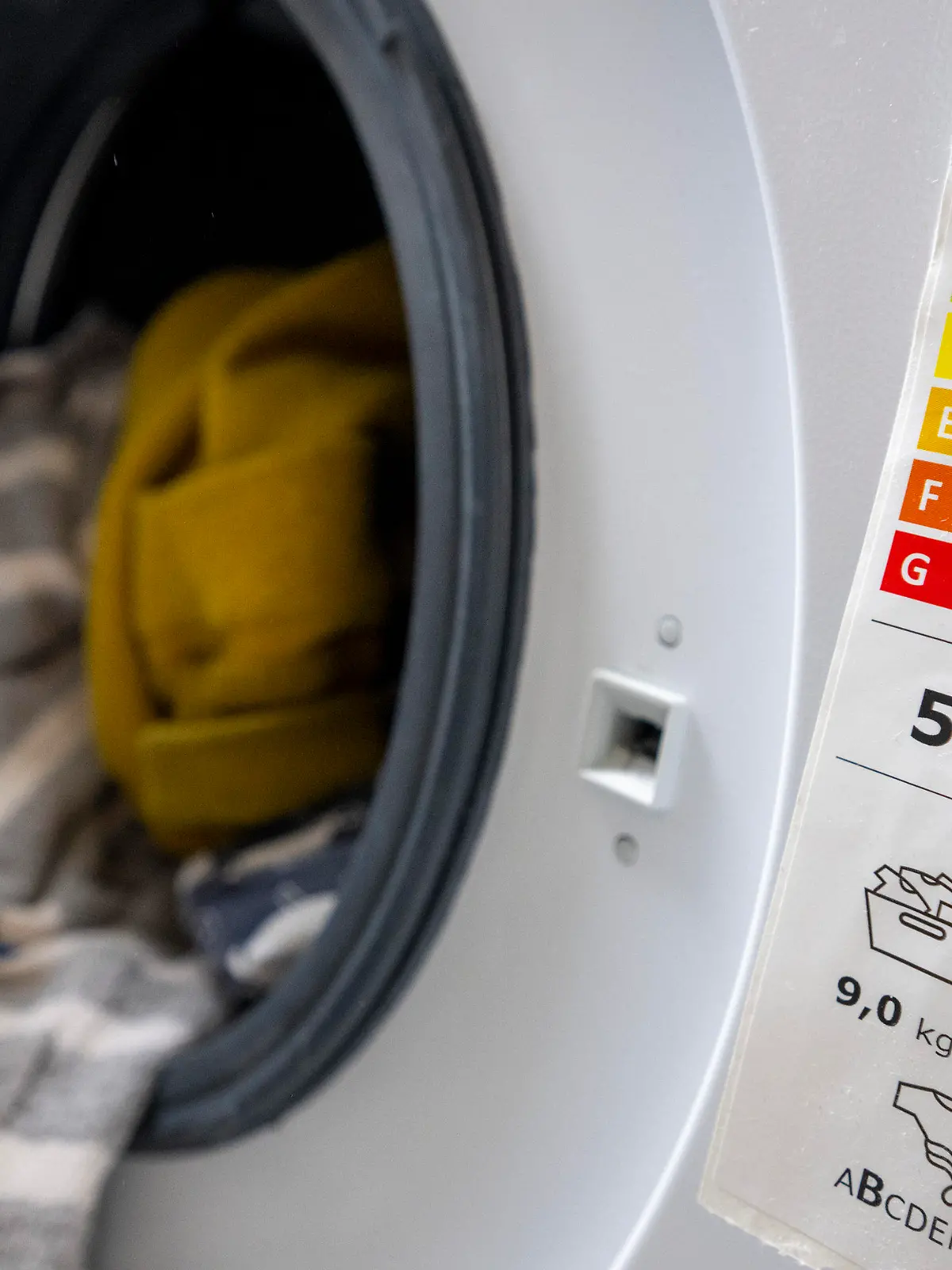 ARCHIV - 04.06.2022, Berlin: Ein Aufkleber mit Angaben zur Energieeffizienzklasse ist auf einer Waschmaschine angebracht. Beim Thema Energiesparen bei Haushaltsgeräten wie Wasch- und Spülmaschinen klaffen Wunsch und Wirklichkeit einer Umfrage zufolge offenbar weit auseinander. (zu dpa "Umfrage: Verbraucher kaufen sparsame Hausgeräte - und schalten Eco ab") Foto: Monika Skolimowska/dpa +++ dpa-Bildfunk +++