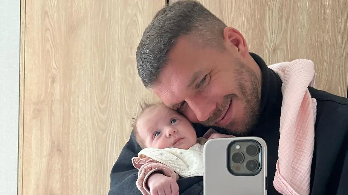 Lukas Podolski mit seiner Tochter Ella.