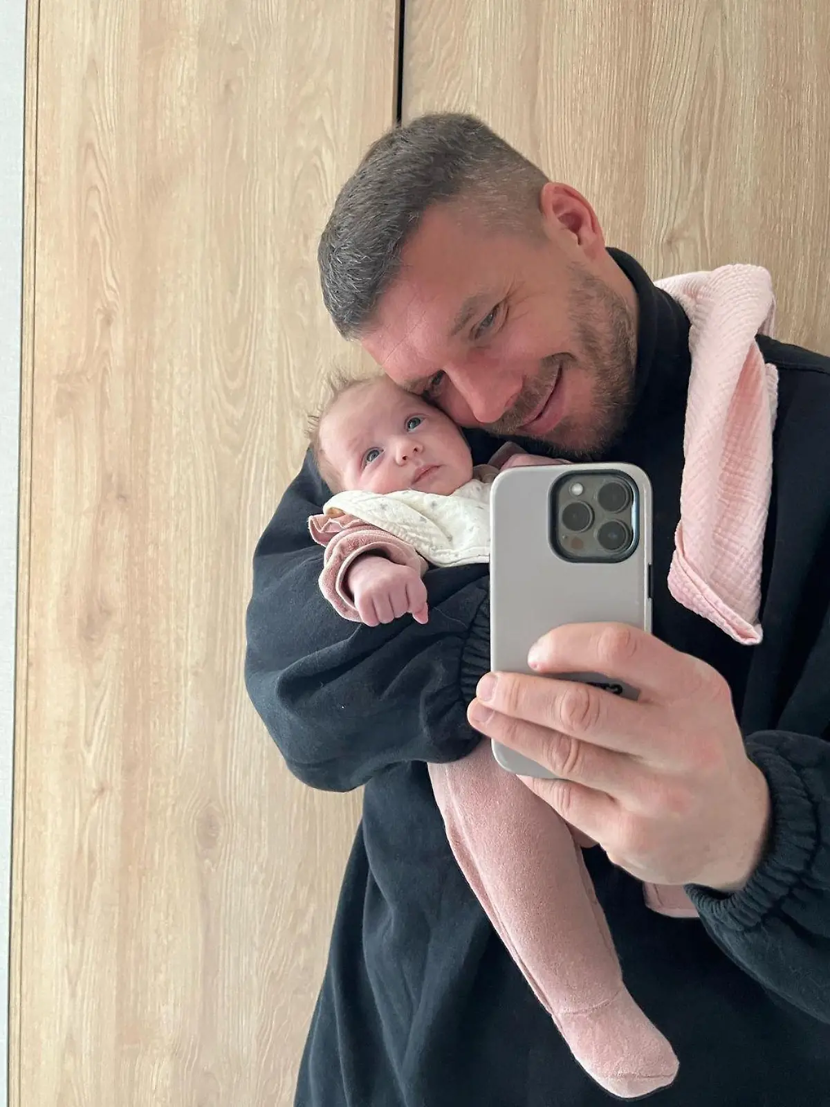 Lukas Podolski mit seiner Tochter Ella.