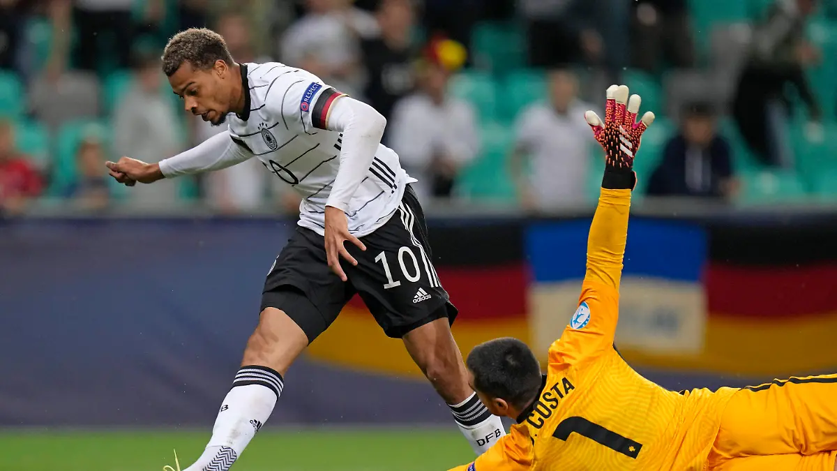 06.06.2021, Slowenien, Ljubljana: Fußball, U-21 Männer: EM, Portugal - Deutschland, Finalrunde, Finale im Stadion Stozice. Lukas Nmecha (Deutschland, l) erzielt das 1:0 gegen Torhüter Diogo Costa (Portugal). Foto: Darko Bandic/AP/dpa +++ dpa-Bildfunk +++