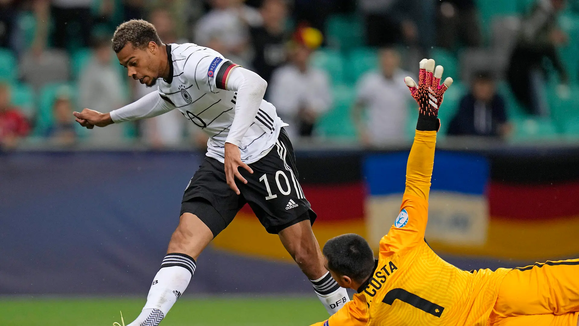 06.06.2021, Slowenien, Ljubljana: Fußball, U-21 Männer: EM, Portugal - Deutschland, Finalrunde, Finale im Stadion Stozice. Lukas Nmecha (Deutschland, l) erzielt das 1:0 gegen Torhüter Diogo Costa (Portugal). Foto: Darko Bandic/AP/dpa +++ dpa-Bildfunk +++