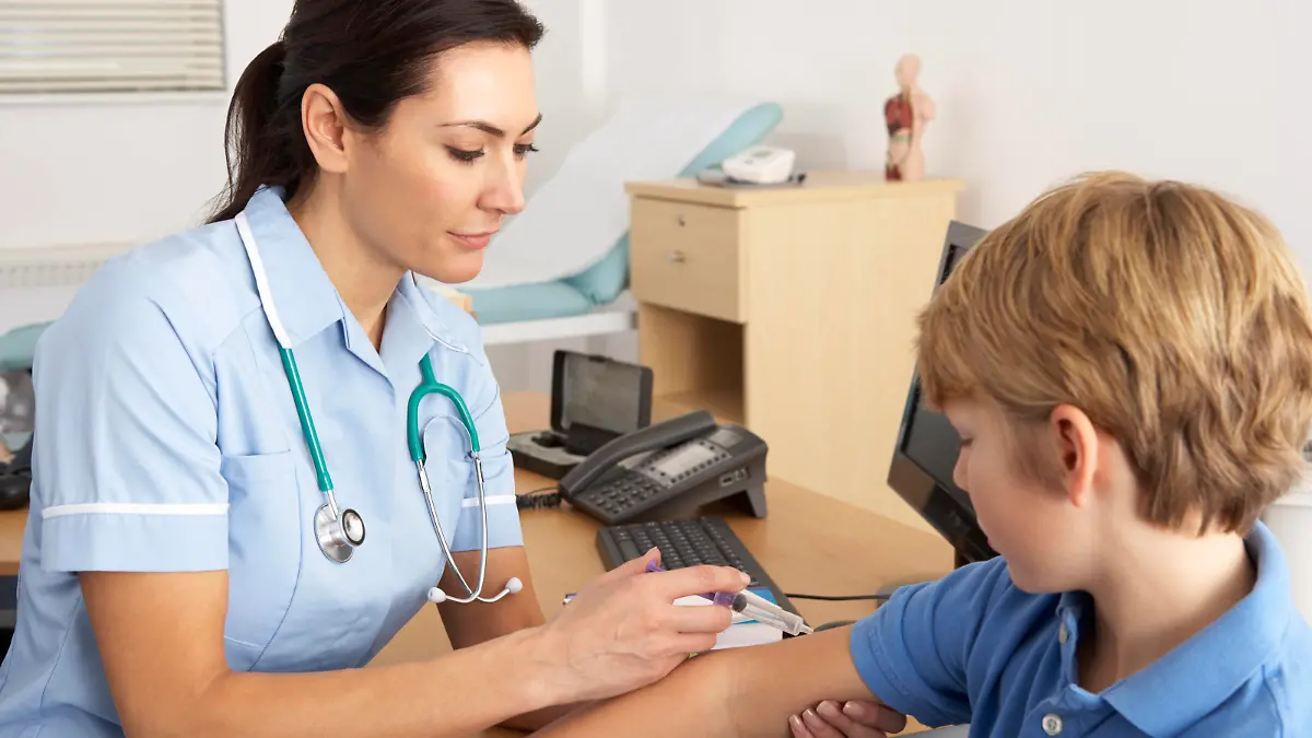 praxis,impfen,gesundheitscheck,kinderärztin *** medical center,vaccination,health check,pediatrician mmq-isn,model released, Symbolfoto