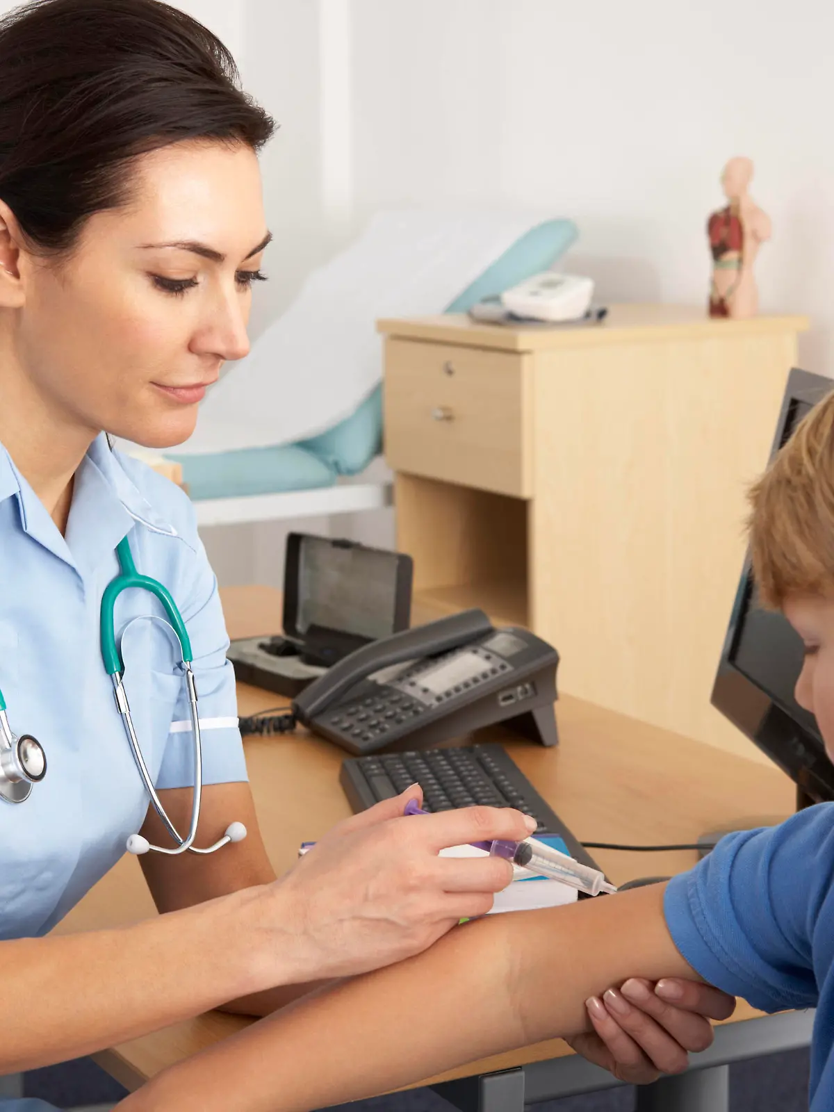 praxis,impfen,gesundheitscheck,kinderärztin *** medical center,vaccination,health check,pediatrician mmq-isn,model released, Symbolfoto