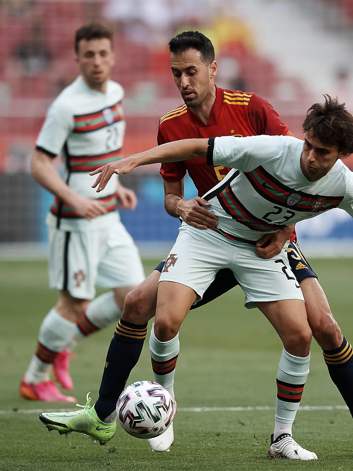 Spain v Portugal - International Friendly, Länderspiel, Nationalmannschaft Joao Felix Atletico Madrid of Portugal and Sergio Busquets FC Barcelona, Barca of Spain compete for the ball during the international friendly match between Spain and Portugal at Estadio Wanda Metropolitano on June 4, 2021 in Madrid, Spain. Madrid Spain breton-spainvpo210604_npXMP PUBLICATIONxNOTxINxFRA Copyright: xJosexBretonx 