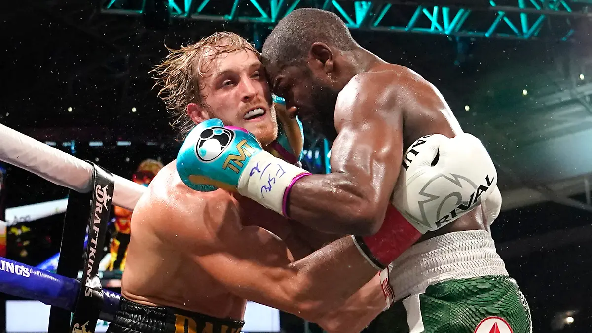 06.06.2021, USA, Miami Gardens: Floyd Mayweather (r) und Logan Paul boxen bei einem Showkampf im Hard Rock Stadium. Social-Media-Star Logan Paul hat im Show-Boxkampf gegen den ehemaligen Weltmeister Floyd Mayweather über die kompletten acht Runden durchgehalten. Foto: Lynne Sladky/AP/dpa +++ dpa-Bildfunk +++