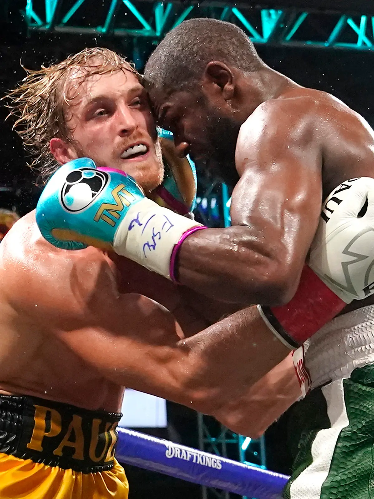 06.06.2021, USA, Miami Gardens: Floyd Mayweather (r) und Logan Paul boxen bei einem Showkampf im Hard Rock Stadium. Social-Media-Star Logan Paul hat im Show-Boxkampf gegen den ehemaligen Weltmeister Floyd Mayweather über die kompletten acht Runden durchgehalten. Foto: Lynne Sladky/AP/dpa +++ dpa-Bildfunk +++
