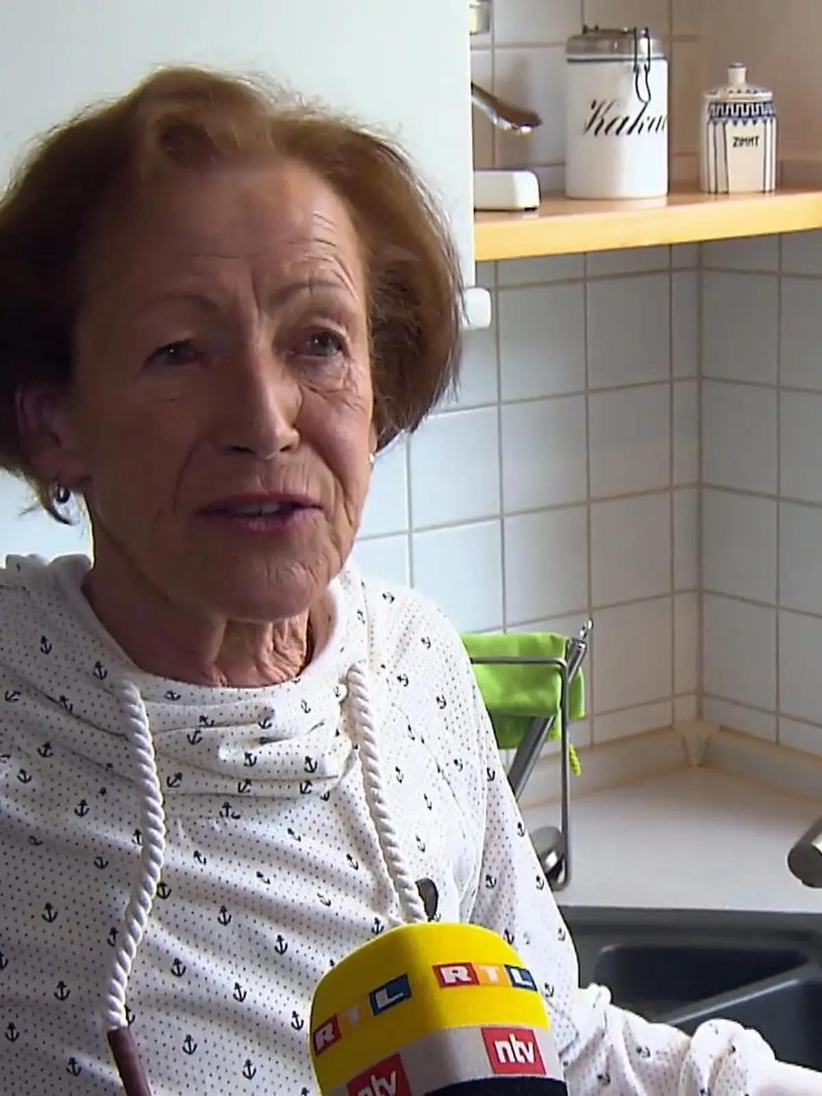 Ellen Porps ist schockiert, als der Handwerker ihr den Preis für die Rohrreinigung in ihrer Küche nennt.