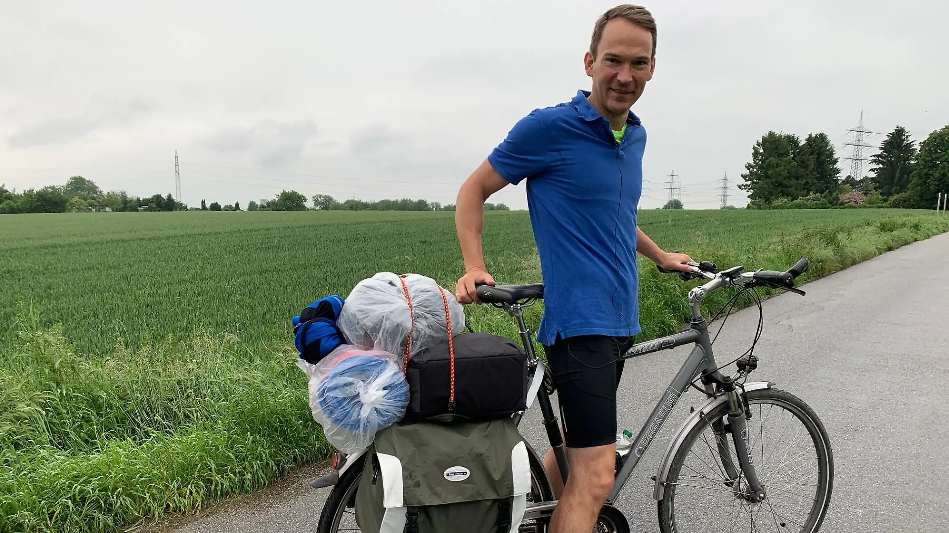 RTL-Reporter Cord Eickhoff auf dem Fahrrad