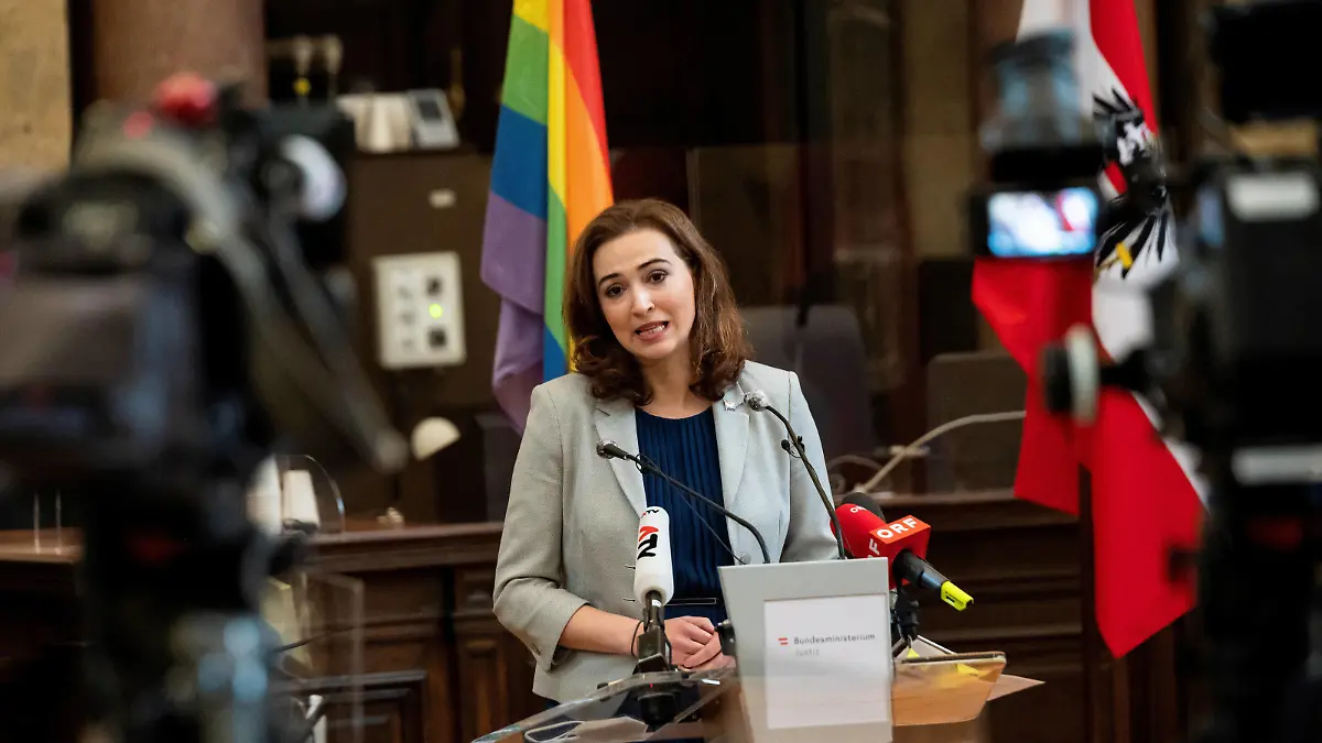20210607 Statement by Minister of Justice on the occasion of Pride Month VIENNA, AUSTRIA - JUNE 7: Minister for Justice Alma Zadic Gruene giving a statement on the occasion of Pride Month at Law court of Vienna, Grosser Schwurgerichtssaal on June 7, 2021 in Vienna, Austria. WIEN, OESTERREICH - 7. JUNI: Justizministerin Alma Zadic Gruene bei einer Erklaerung anlaesslich des Pride Month im Grossen Schwurgerichtsaal des Straflandesgerichts Wien am 7. Juni 2021 in Wien, Oesterreich. 210607_SEPA_32_009 Copyright: xMartinxJuenx SEPAxMedia