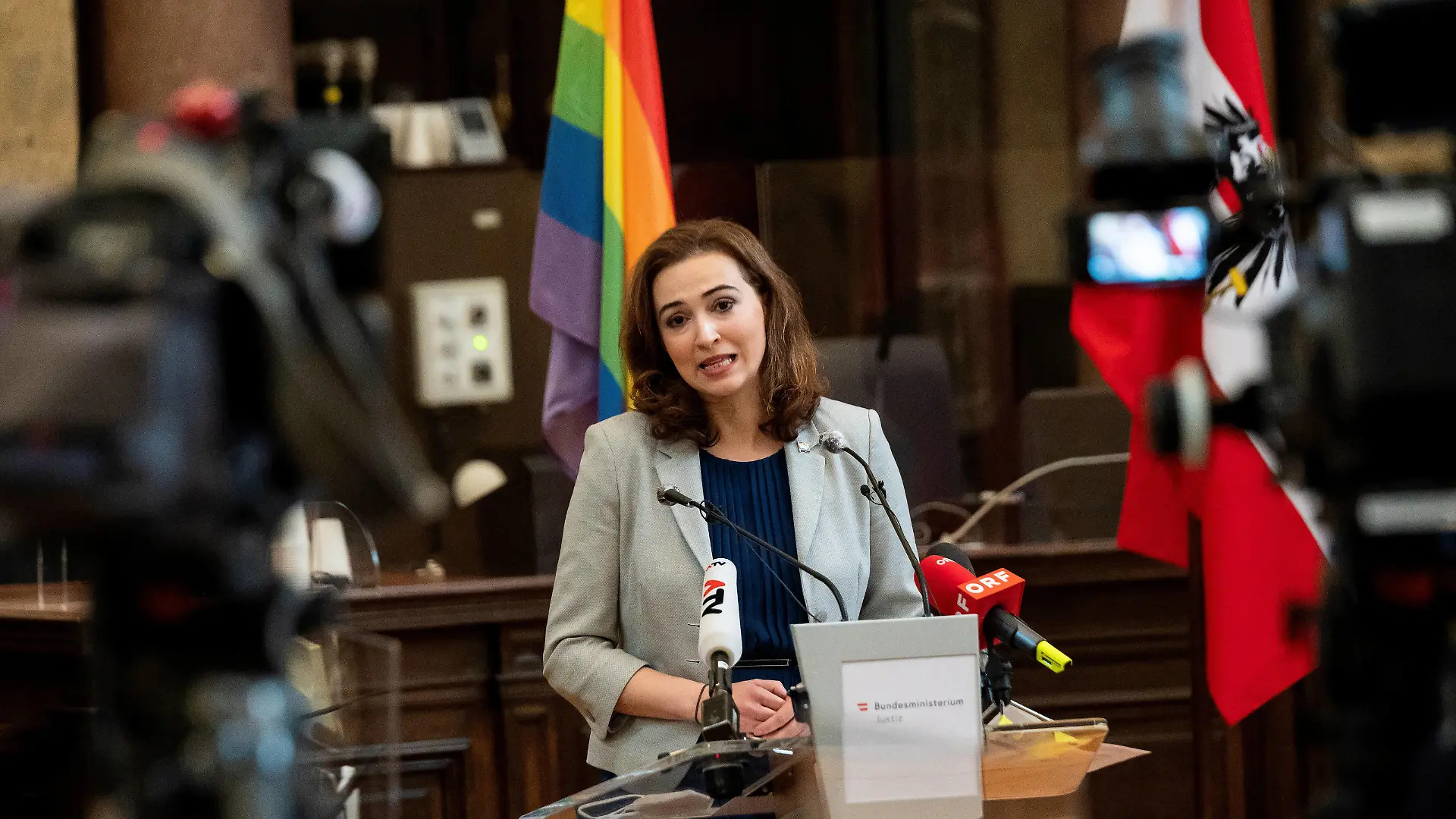 20210607 Statement by Minister of Justice on the occasion of Pride Month VIENNA, AUSTRIA - JUNE 7: Minister for Justice Alma Zadic Gruene giving a statement on the occasion of Pride Month at Law court of Vienna, Grosser Schwurgerichtssaal on June 7, 2021 in Vienna, Austria. WIEN, OESTERREICH - 7. JUNI: Justizministerin Alma Zadic Gruene bei einer Erklaerung anlaesslich des Pride Month im Grossen Schwurgerichtsaal des Straflandesgerichts Wien am 7. Juni 2021 in Wien, Oesterreich. 210607_SEPA_32_009 Copyright: xMartinxJuenx SEPAxMedia