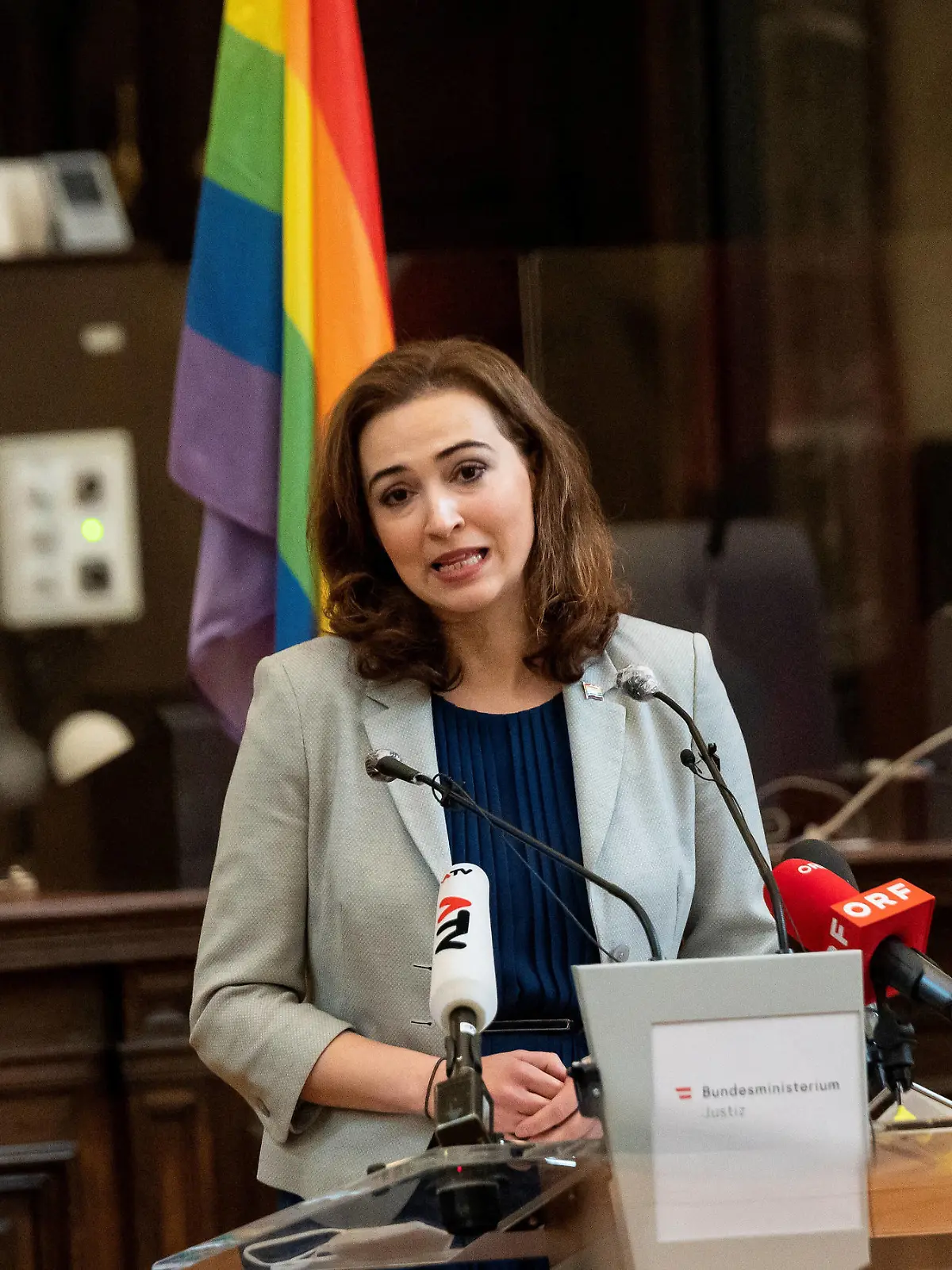  20210607 Statement by Minister of Justice on the occasion of Pride Month VIENNA, AUSTRIA - JUNE 7: Minister for Justice Alma Zadic Gruene giving a statement on the occasion of Pride Month at Law court of Vienna, Grosser Schwurgerichtssaal on June 7, 2021 in Vienna, Austria. WIEN, OESTERREICH - 7. JUNI: Justizministerin Alma Zadic Gruene bei einer Erklaerung anlaesslich des Pride Month im Grossen Schwurgerichtsaal des Straflandesgerichts Wien am 7. Juni 2021 in Wien, Oesterreich. 210607_SEPA_32_009 Copyright: xMartinxJuenx SEPAxMedia