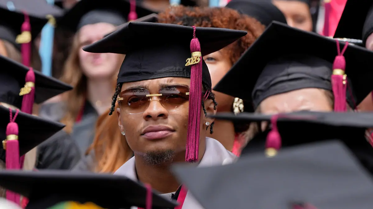 Syndication: The Columbus Dispatch May 7, 2023 Columbus, Ohio, United States Former Ohio State football player and two-time Heisman Trophy finalist Justin Fields graduated during the Ohio State University s spring commencement at Ohio Stadium. Fields Fields, who is now the starting quarterback of the Chicago Bears, was one of 191 current and past student-athletes to earn their degrees Sunday. , EDITORIAL USE ONLY PUBLICATIONxINxGERxSUIxAUTxONLY Copyright: xBarbaraxPerenic/ColumbusxDispatchx 20618646