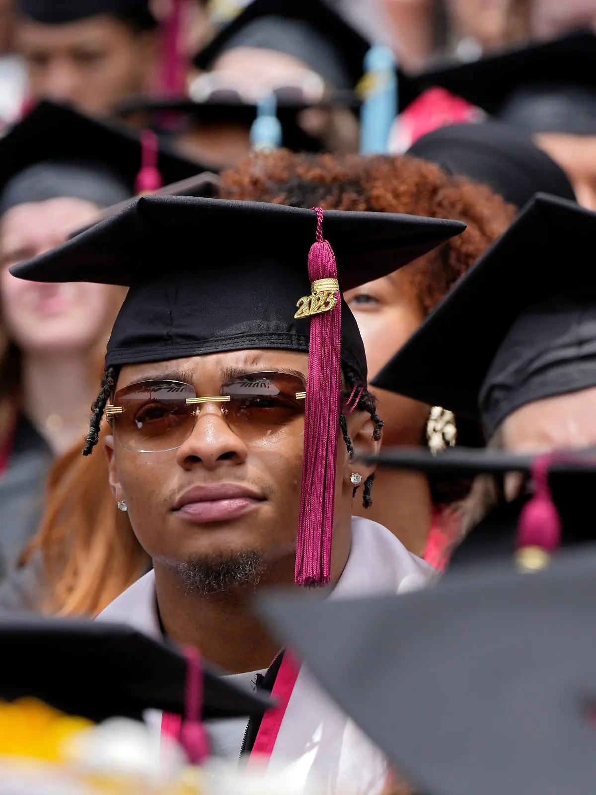 Syndication: The Columbus Dispatch May 7, 2023 Columbus, Ohio, United States Former Ohio State football player and two-time Heisman Trophy finalist Justin Fields graduated during the Ohio State University s spring commencement at Ohio Stadium. Fields Fields, who is now the starting quarterback of the Chicago Bears, was one of 191 current and past student-athletes to earn their degrees Sunday. , EDITORIAL USE ONLY PUBLICATIONxINxGERxSUIxAUTxONLY Copyright: xBarbaraxPerenic/ColumbusxDispatchx 20618646