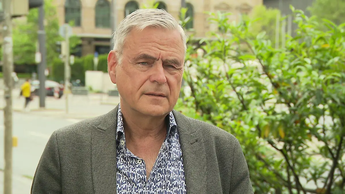 Prof. Dr. med. Uwe Janssens ist Chefarzt für Innere Medizin und Internistische Intensivmedizin. Von 2019 bis 2020 war Janssens Präsident der DIVI.