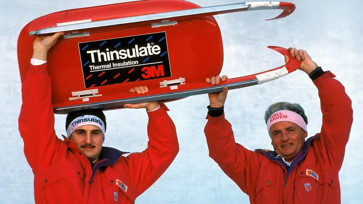 Bildnummer: 01346730 Datum: 07.01.1988 Copyright: imago/Kicker/Liedel
Georg Hackl (li.) und Bundestrainer Sepp Lenz (beide BRD); DEUTSCHSPRACHIGE SPORTZEITSCHRIFTEN UND -ZEITUNGEN NUR NACH RÜCKSPRACHE, Schorsch, Shooting, Fotoshooting, Fototermin, quer, close, Trainer, Coach, Nationaltrainer, Nationalcoach, BR Deutschland Europameisterschaft 1988, Rodeln, Rennschlitten, Rennschlittensport, Vdia Königssee Rennrodeln EM Herren Einzel Gruppenbild Randmotiv Personen Objekte