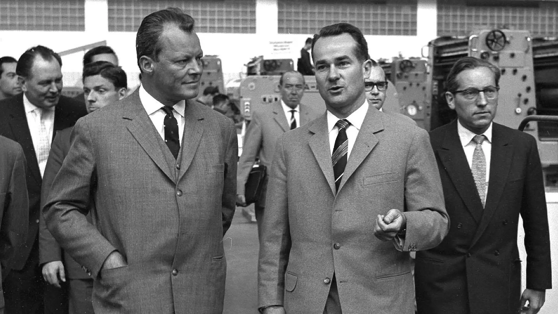 Reinhard Mohn mit Willy Brandt bei einer Führung durch den Betrieb, 1961