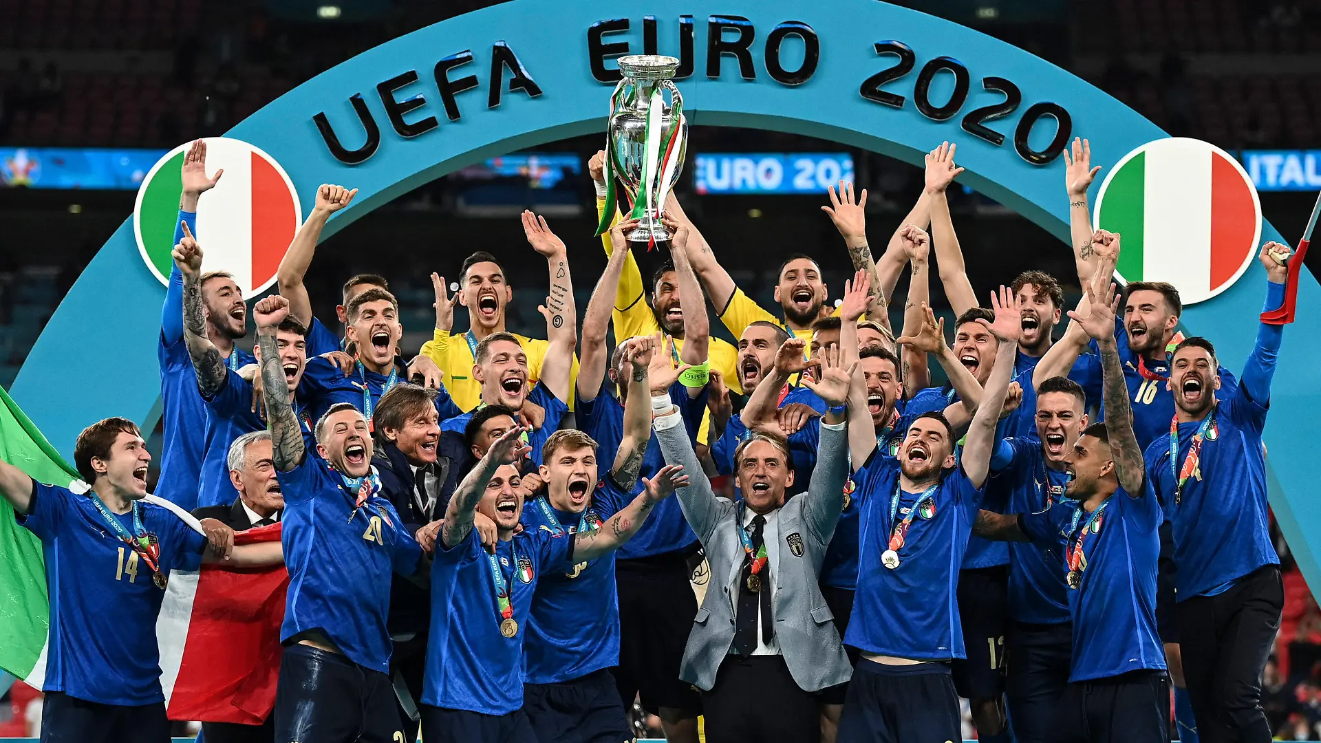 dpatopbilder - 11.07.2021, Großbritannien, London: Fußball: EM, Italien - England, Finalrunde, Finale im Wembley Stadion. Italiens Mannschaft feiert mit der Trophäe auf dem Podium nach dem Sieg. Italien gewinnt das Finale im Elfmeterschießen mit 3:2 und ist Fußball-Europameister. (Wiederholung mit verändertem Bildausschnitt) Foto: Michael Regan/GETTY POOL/AP/dpa +++ dpa-Bildfunk +++