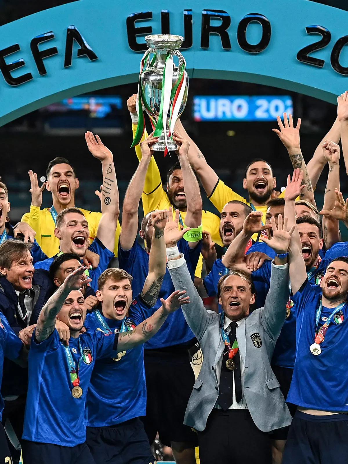 dpatopbilder - 11.07.2021, Großbritannien, London: Fußball: EM, Italien - England, Finalrunde, Finale im Wembley Stadion. Italiens Mannschaft feiert mit der Trophäe auf dem Podium nach dem Sieg. Italien gewinnt das Finale  im Elfmeterschießen mit 3:2 und ist  Fußball-Europameister. (Wiederholung mit verändertem Bildausschnitt) Foto: Michael Regan/GETTY POOL/AP/dpa +++ dpa-Bildfunk +++